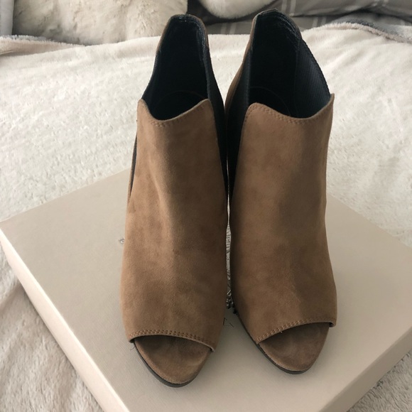 NWB Burberry Harbourne peep toe ankle booties 7 - Picture 4 of 6